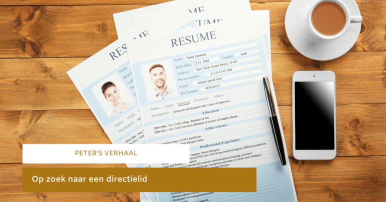 Een afbeelding van een CV, mobiel en een kop koffie.