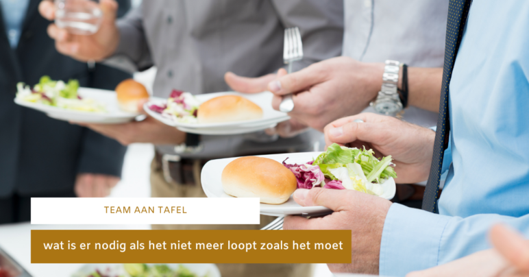 Teamleden eten een broodje samen