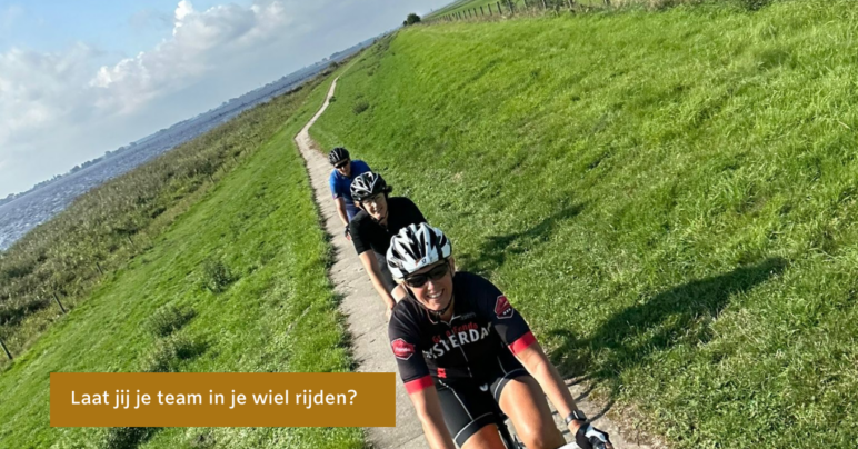 Jolanda op de wielrenfiets met twee anderen in haar wiel